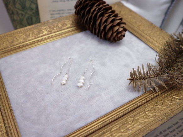 『Simplicity』銀螺旋線條＋不規則天然珍珠 ＋短鏈耳環 -Aki's design 第2張的照片