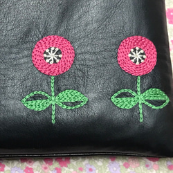 革製 ぺたんこトート お花の刺繍入り 2枚目の画像