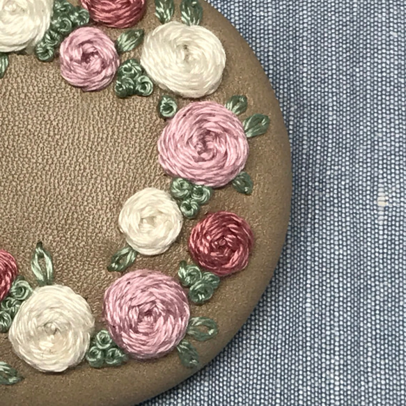 バラのリース刺繍のブローチ【ベージュ】 2枚目の画像