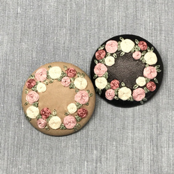 バラのリース刺繍のブローチ【ベージュ】 4枚目の画像
