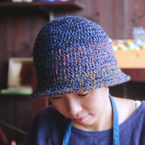 ウール　帽子 tsuixtsui。釣鐘型のステッチウールキャップ - 青暖かい色です ニット