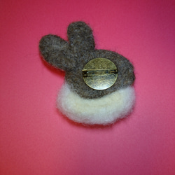 羊毛うさぎのブローチ 2枚目の画像