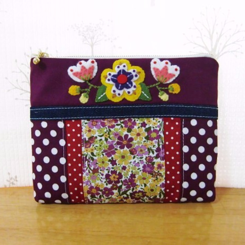 フラワー刺繍のパッチワーク フラットポーチ パープル×レッド ポーチ