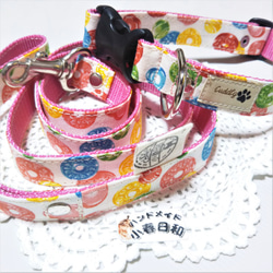 ドロップキャンディ柄のカラフルな首輪とリードセット（中型犬用） 3枚目の画像