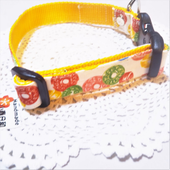 ドロップキャンディ柄のカラフルな首輪（小型～小さめの中型犬用） 3枚目の画像