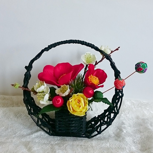 ハンドメイド❣️お正月飾り❣️フラワーアレンジ❣️ お正月飾り 椿のフラワーアレンジ アートフラワー 花アトリエ