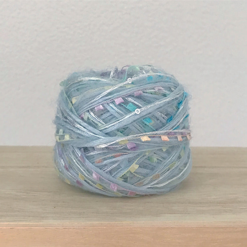 引き揃え毛糸玉*パステルブルーモヘア×ミニフラッグ、スパンコール