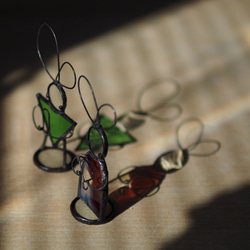 「ちょこんとうさぎのおひなさま(黄緑色&赤) &屏風 」アンティークガラス・ステンドグラス・雛人形 2枚目の画像