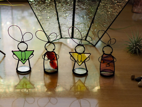 「ちょこんとうさぎのおひなさま(黄緑色&赤) &屏風 」アンティークガラス・ステンドグラス・雛人形 4枚目の画像