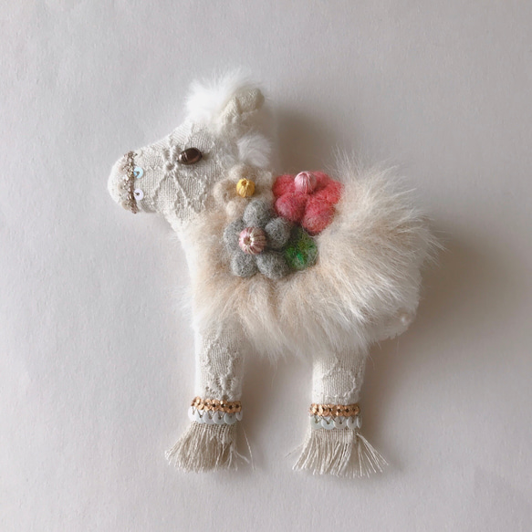 羊毛花がかわいいお馬のブローチ 4枚目の画像