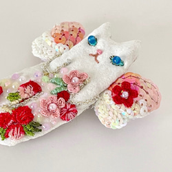 刺繍花chat angel brooch  (led) 1枚目の画像