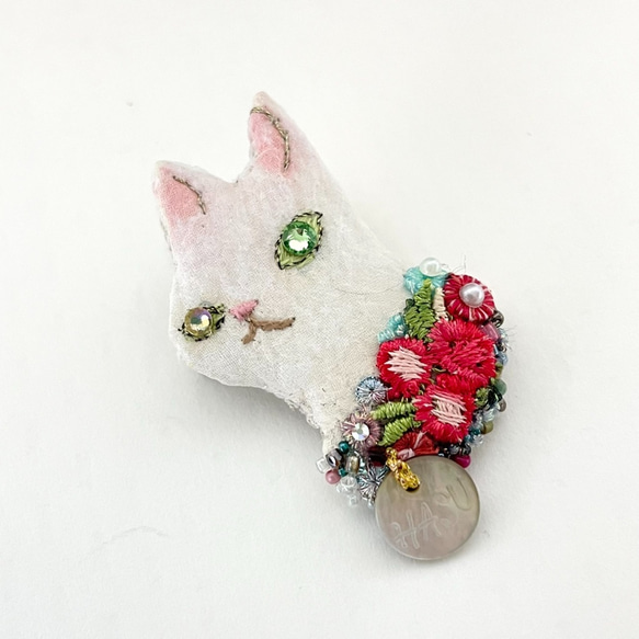 アートコラージュ猫ブローチ( 赤い花 ) 2枚目の画像