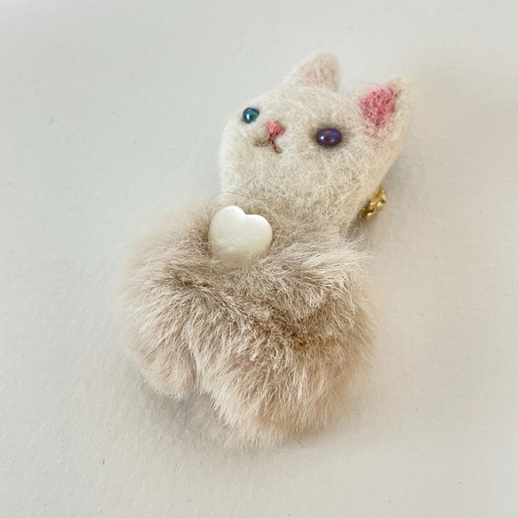 ふわふわ羊毛猫ブローチ( 白蝶貝 ) 1枚目の画像