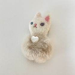 ふわふわ羊毛猫ブローチ( 白蝶貝 ) 2枚目の画像