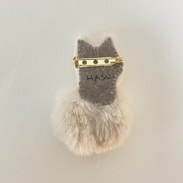 ふわふわ羊毛猫ブローチ( 白蝶貝 ) 3枚目の画像