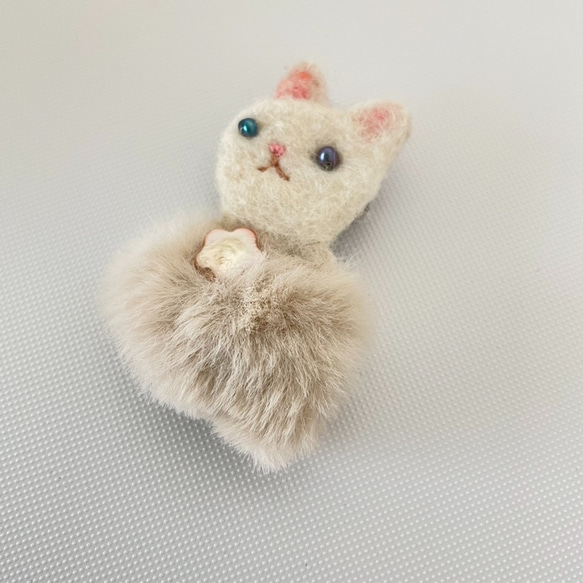 蓬鬆羊毛貓胸針（淡水珍珠星） 第2張的照片
