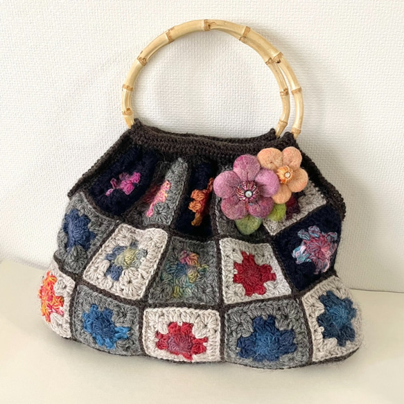 羊毛花がかわいいモチーフ編みバッグ 1枚目の画像
