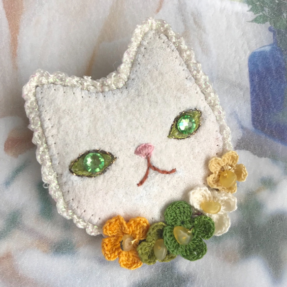 綠色綠色白色貓藝術胸針 第1張的照片