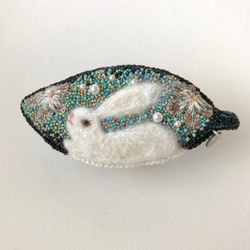 刺繍とビーズのバレッタ  ( white rabbit ) 2枚目の画像