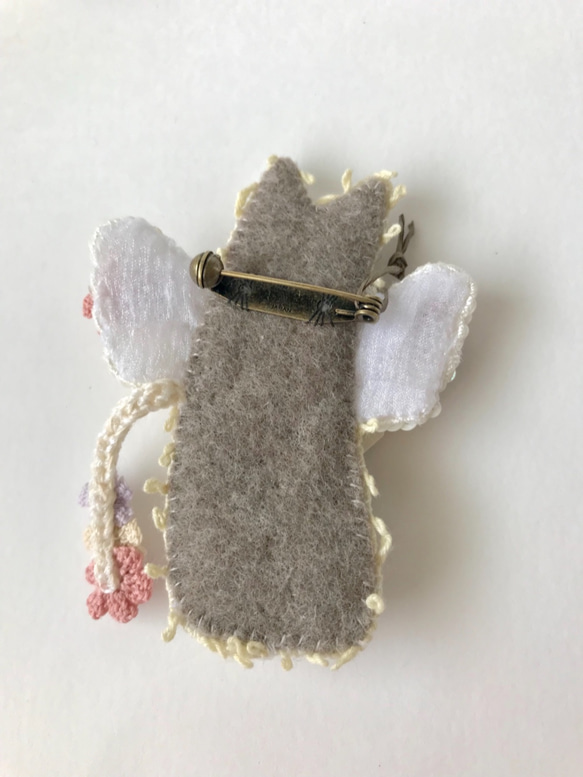 刺繍花chat angel brooch  (サクラ)s 3枚目の画像