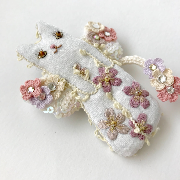 刺繍花chat angel brooch  (サクラ)s 4枚目の画像