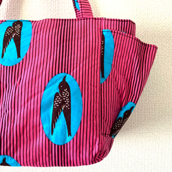 アフリカ布　トートバッグ バード柄　ピンク/ブルー　アフリカンプリント　大容量マザーズバッグ　旅行　ツバメ　鳥　春色 4枚目の画像