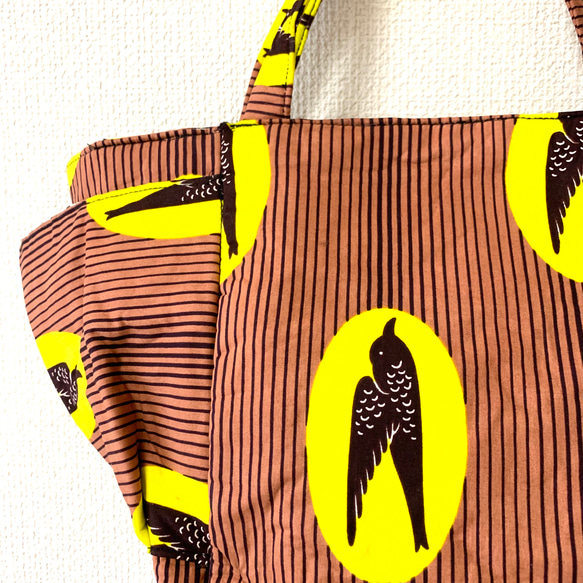 アフリカ布　トートバッグ バード柄　ブラウン/イエロー　アフリカンプリント　大容量マザーズバッグ　ツバメ　鳥　ストライプ 4枚目の画像