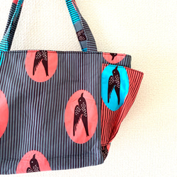 アフリカ布　トートバッグ バード柄　ピンク/ブルー/グレー　アフリカンプリント　大容量マザーズバッグ　ツバメ　鳥 2枚目の画像