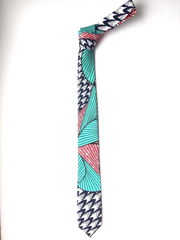 アフリカン ネクタイ ブルー/ピンク/白ネイビー ジオメトリック　ストライプ柄 メンズ　ギフト　お洒落　個性的 2枚目の画像