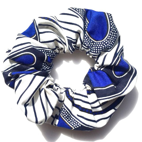 アフリカ布 ボリュームシュシュ ホワイト/ブルー/ネイビー ピーコック柄パーニュキテンゲ一点物ヘアアクセサリー ギフト 1枚目の画像