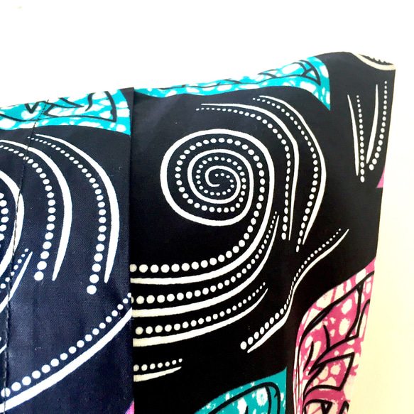 アフリカ布 クッションカバー ネイビー/ピンク白ブルーリーフ柄パーニュキテンゲアフリカンバティック45×45cm 4枚目の画像