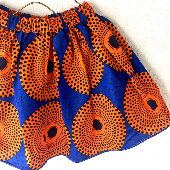 アフリカン キッズスカート(フリー120-140)ブルー/オレンジトライバルサークル柄パーニュキテンゲバティック一点物 2枚目の画像