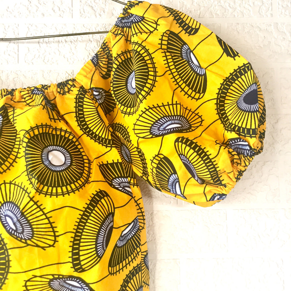 アフリカ布 オフショルダートップ 上質コットンブラウス(ベアトップ風タイプ)サークル柄イエロー黒ホワイト黄色バティック 1枚目の画像