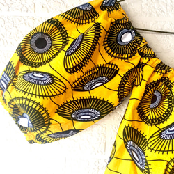 アフリカ布 オフショルダートップ 上質コットンブラウス(ベアトップ風タイプ)サークル柄イエロー黒ホワイト黄色バティック 3枚目の画像