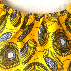アフリカ布 オフショルダートップ 上質コットンブラウス(ベアトップ風タイプ)サークル柄イエロー黒ホワイト黄色バティック 4枚目の画像