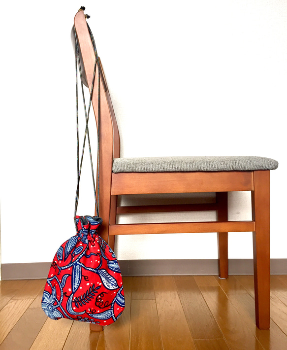 アフリカ布 巾着バッグ ポシェット ボタニカル花柄 レッド/ネイビー バッグインバッグ 浴衣 エスニック ミニバッグ 3枚目の画像