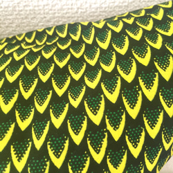 アフリカ布 クッションカバー フェザー柄イエロー/グリーン黒　鳥の羽 アフリカンプリント　インテリア　リビング 3枚目の画像