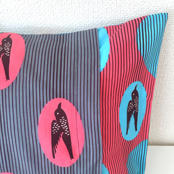 アフリカ布 クッションカバー バード柄　ブルー/ピンク/グレー　ストライプ　ツバメ 鳥 春色　アフリカンプリント 5枚目の画像