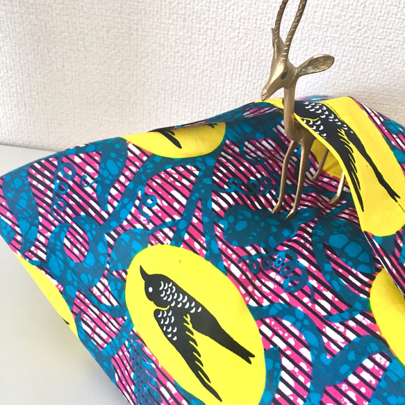 アフリカ布 クッションカバー バード　ボタニカル柄 イエロー/ピンク/ブルー ツバメ 鳥 花　春色　アフリカンプリント 4枚目の画像