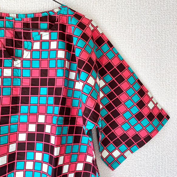 アフリカ布 オーバーサイズキーネックシャツ ジオメトリックシェブロン柄ピンク白ブルー/ブラウン アフリカンプリント　夏 6枚目の画像