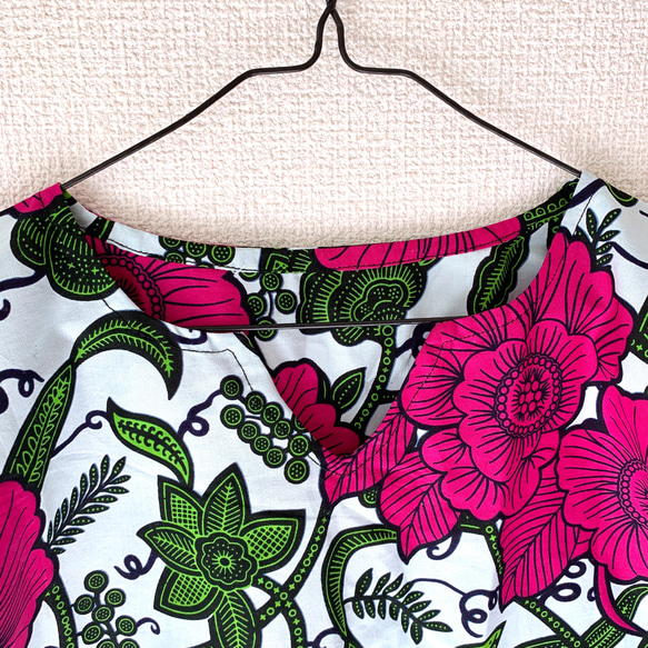 アフリカ布 オーバーサイズキーネックシャツ ボタニカル花柄ピンク白緑 上質コットン　夏トップス　アフリカンプリント 4枚目の画像