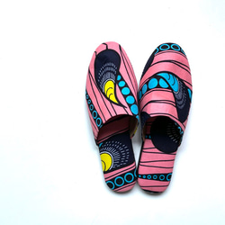 アフリカ布 ルームシューズ スリッパ ピーコック柄ピンク黄ブルー レディース 新築 引っ越し祝い 新生活ギフト 室内履き 2枚目の画像