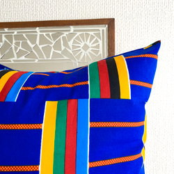 アフリカ布 クッションカバー ガーナ伝統織物ケンテ　トライバル柄　ロイヤルブルー赤黒緑黄　西海岸　ミッドセンチュリー 3枚目の画像