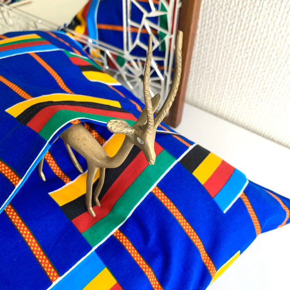 アフリカ布 クッションカバー ガーナ伝統織物ケンテ　トライバル柄　ロイヤルブルー赤黒緑黄　西海岸　ミッドセンチュリー 4枚目の画像
