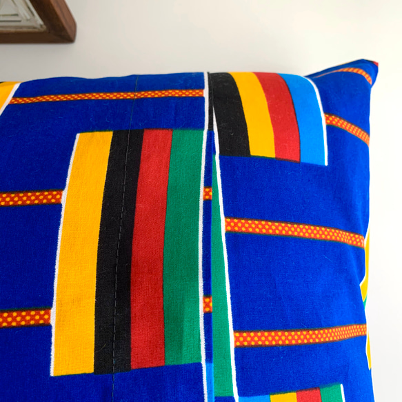 アフリカ布 クッションカバー ガーナ伝統織物ケンテ　トライバル柄　ロイヤルブルー赤黒緑黄　西海岸　ミッドセンチュリー 5枚目の画像
