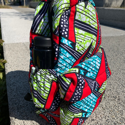アフリカ布 リュック ジオメトリック柄　赤緑青　バッグパック　メンズバッグ　男女兼用　旅行　通勤通学　一点物　カラフル 6枚目の画像