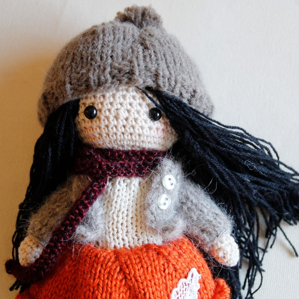 【布。棉花】小美娃娃，黑髮, 亮橘蓬蓬裙, 毛衣外套 第2張的照片