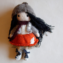 【布。棉花】小美娃娃，黑髮, 亮橘蓬蓬裙, 毛衣外套 第3張的照片
