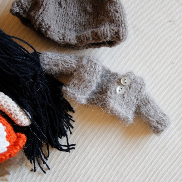 【布。棉花】小美娃娃，黑髮, 亮橘蓬蓬裙, 毛衣外套 第5張的照片