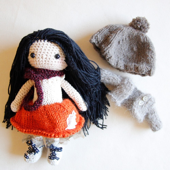 【布。棉花】小美娃娃，黑髮, 亮橘蓬蓬裙, 毛衣外套 第6張的照片
